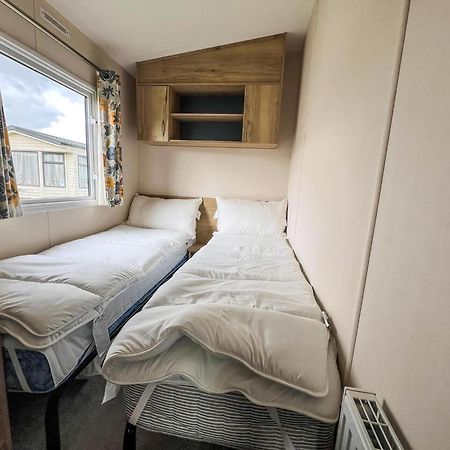 Homely 8 Berth Caravan At Dovercourt Holiday Park, Essex Ref 44201H Great Oakley  Bagian luar foto