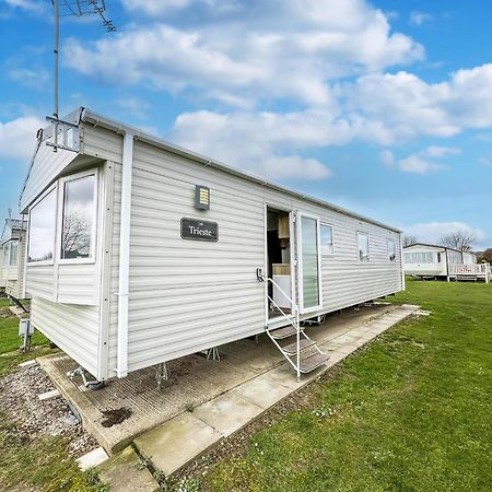 Homely 8 Berth Caravan At Dovercourt Holiday Park, Essex Ref 44201H Great Oakley  Bagian luar foto