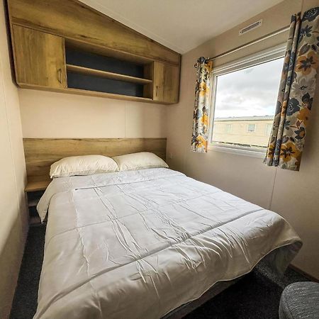 Homely 8 Berth Caravan At Dovercourt Holiday Park, Essex Ref 44201H Great Oakley  Bagian luar foto