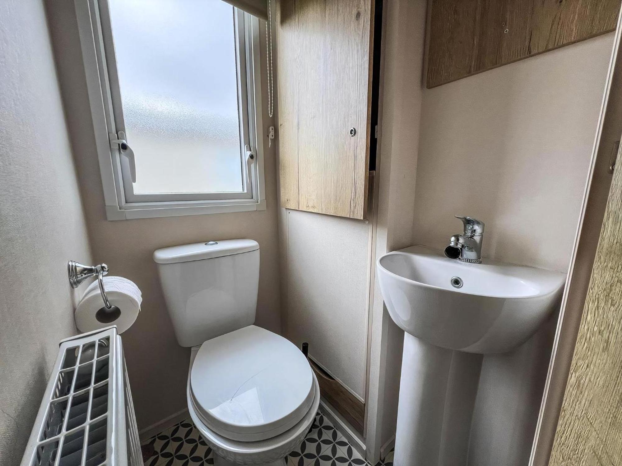 Homely 8 Berth Caravan At Dovercourt Holiday Park, Essex Ref 44201H Great Oakley  Bagian luar foto