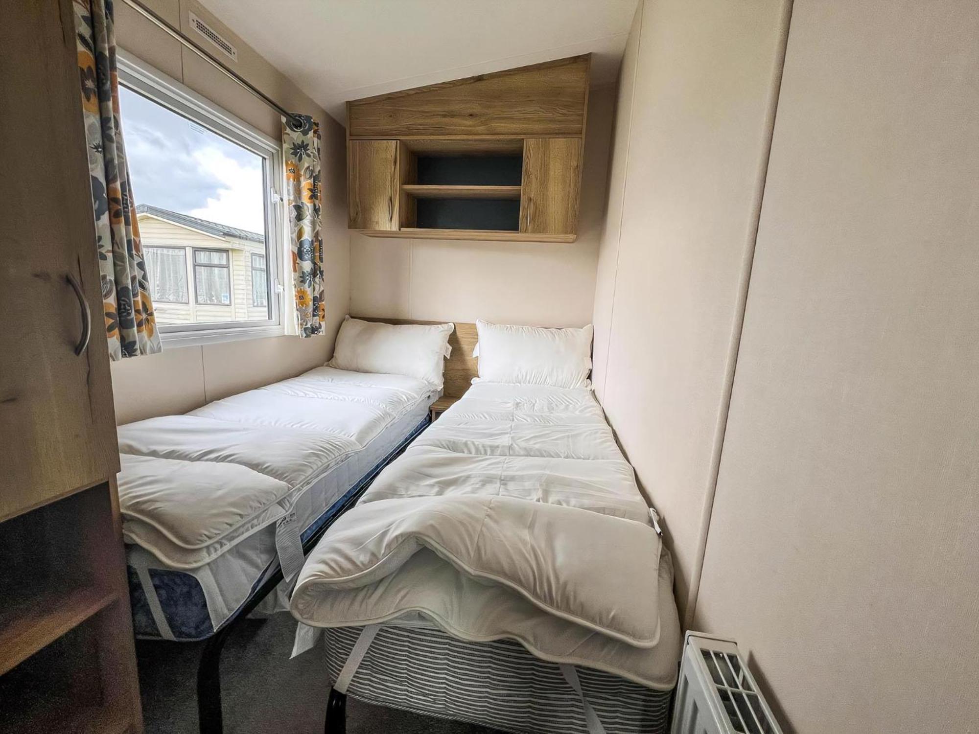 Homely 8 Berth Caravan At Dovercourt Holiday Park, Essex Ref 44201H Great Oakley  Bagian luar foto