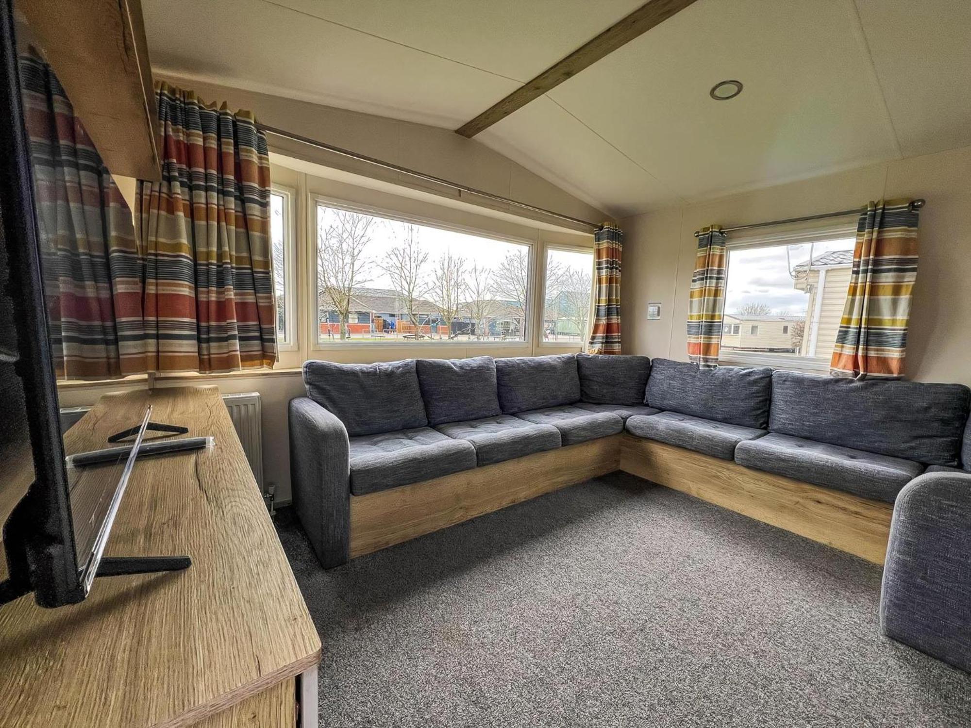Homely 8 Berth Caravan At Dovercourt Holiday Park, Essex Ref 44201H Great Oakley  Bagian luar foto