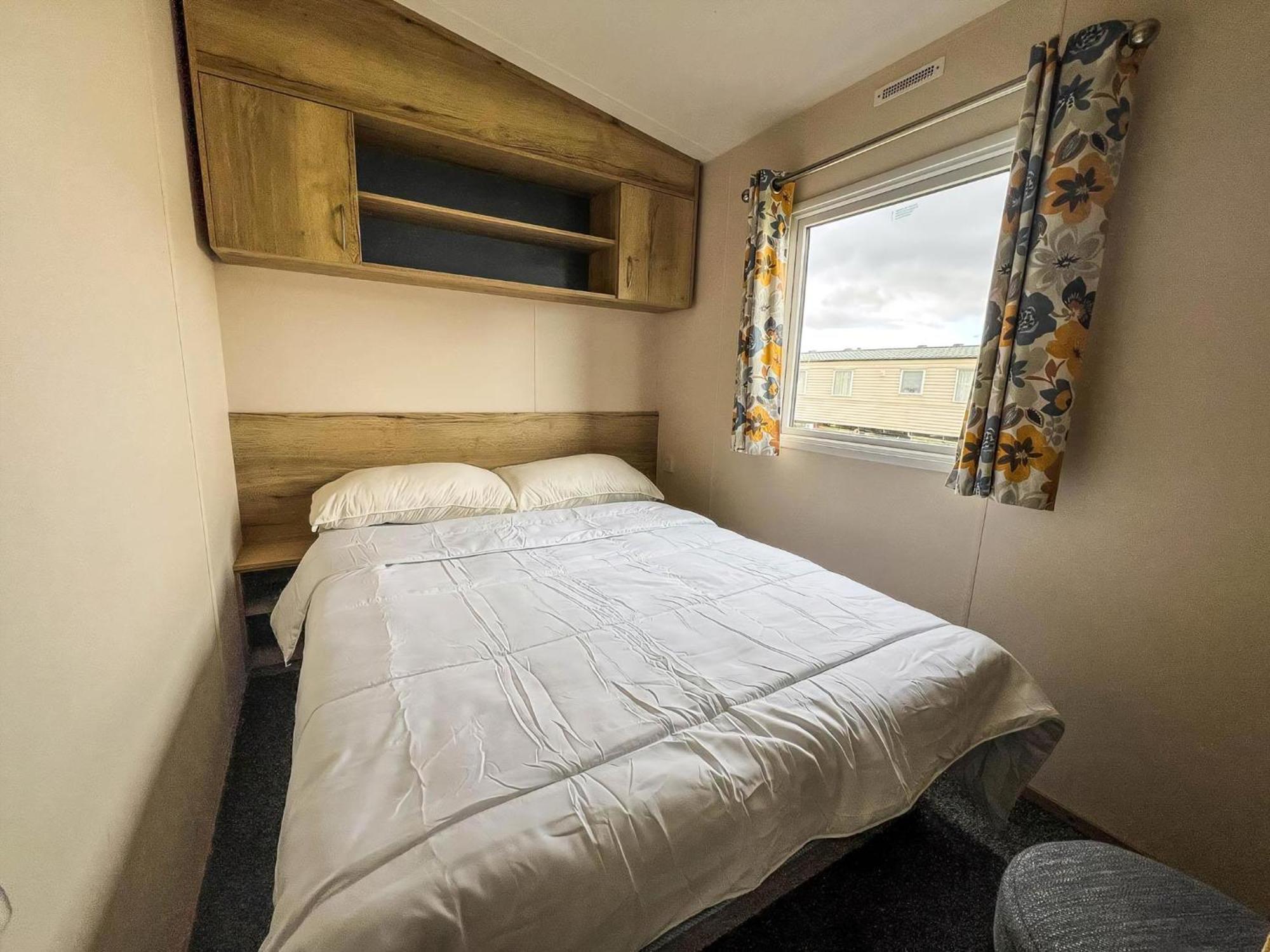Homely 8 Berth Caravan At Dovercourt Holiday Park, Essex Ref 44201H Great Oakley  Bagian luar foto