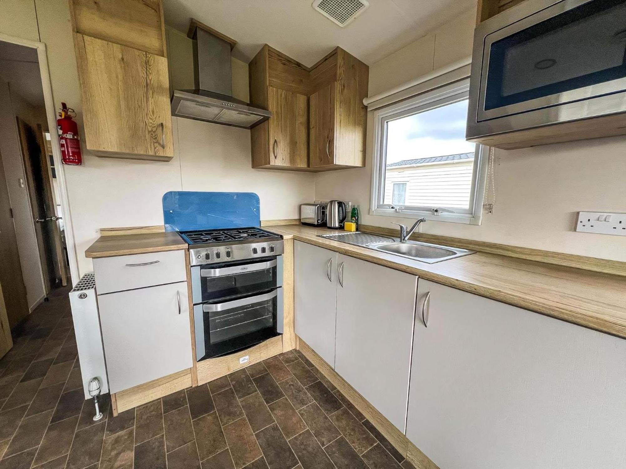 Homely 8 Berth Caravan At Dovercourt Holiday Park, Essex Ref 44201H Great Oakley  Bagian luar foto